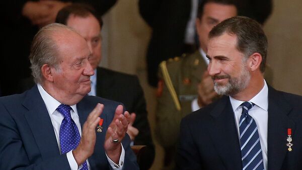 Rey Felipe con su padre, Juan Carlos - Sputnik Mundo