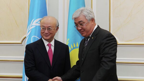 Director del OIEA, Yukiya Amano, y ministro de Exteriores de Kazajistán, Erlán Idrísov - Sputnik Mundo