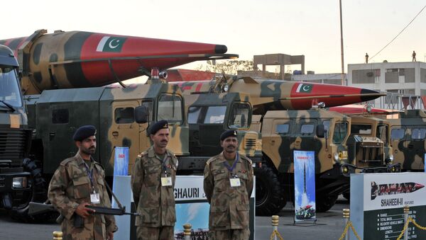 Misil nuclear de Fuerzas Armadas de Pakistán presentado en la Exposición Internacional de Defensa en la ciudad de Karachi, Pakistán - Sputnik Mundo