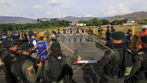 Policías venezolanos y colombianos en la frontera - Sputnik Mundo