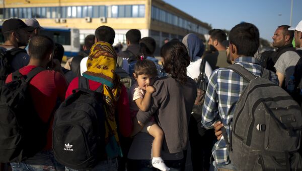 Refugiados en el puerto Piraeus, Grecia - Sputnik Mundo