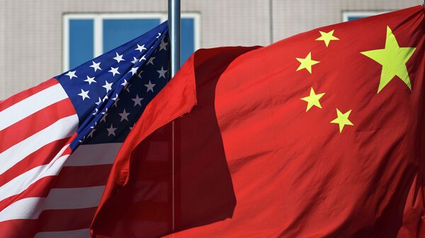 U.S. flag and China's flag flutter in winds at a hotel in Beijing Wednesday, Sept. 5, 2012 - Sputnik Mundo