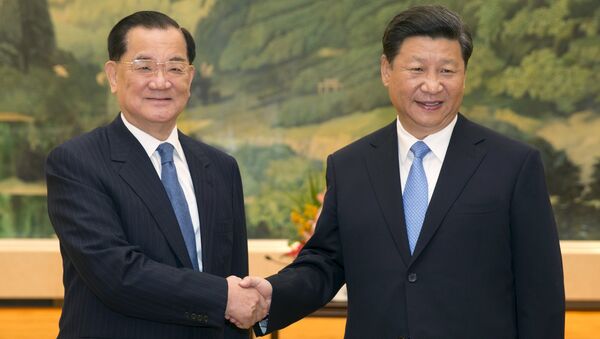 El presidente de República Popular de China, Xi Jinping, y expresidente del Kuomintang, Lien Chan - Sputnik Mundo