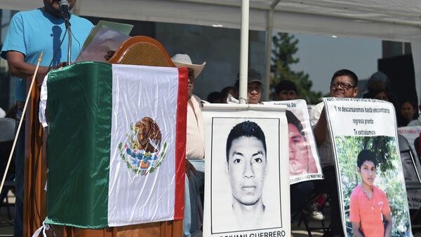 Manifestación en conmemoración de estudiantes asesinados de Ayotzinapa - Sputnik Mundo