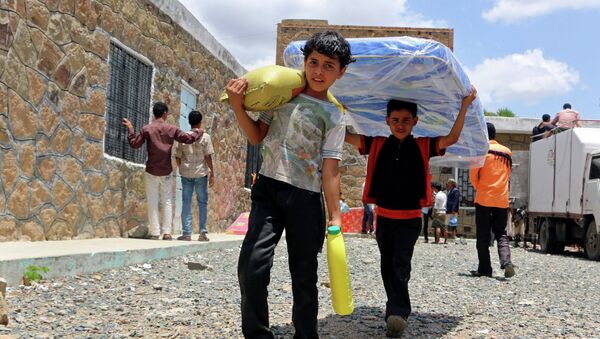 Niños yemeníes llevan la ayuda humanitaria - Sputnik Mundo