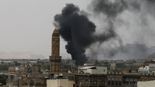 Smoke billows from the military academy during a Saudi-led air strike in Yemen's capital Sanaa September 2, 2015 - Sputnik Mundo