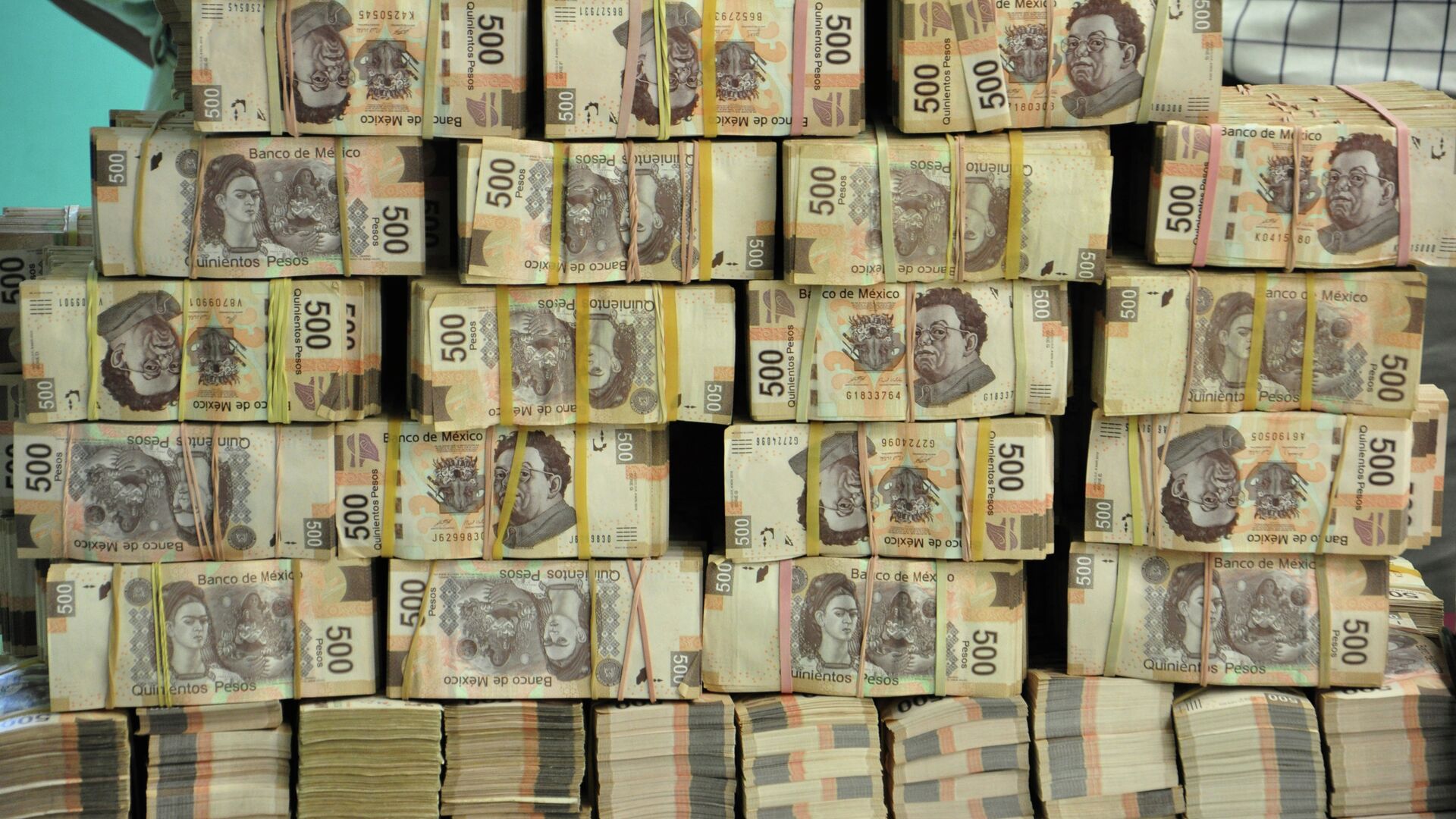 Fajos de billetes de 500 pesos en una oficina de ex funcionario del Estado  - Sputnik Mundo, 1920, 19.08.2021