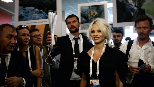 Pamela Anderson conoce el “país de líderes fuertes” - Sputnik Mundo