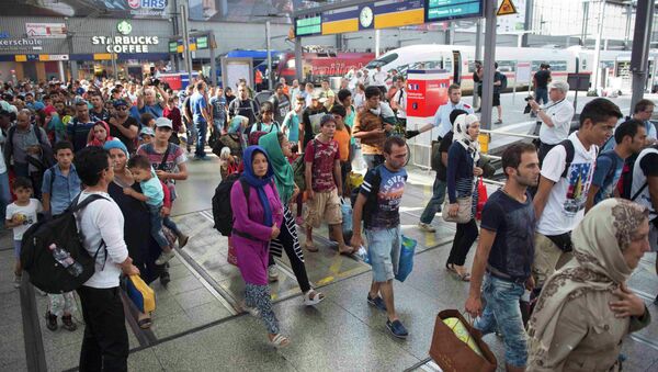 Migrantes en el estación de ferrocarril en Munich, Alemania - Sputnik Mundo