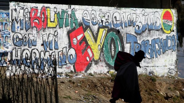 Eslogan en apoyo del presidente Evo Morales pintado en una pared en La Paz, Bolivia, 2014 - Sputnik Mundo