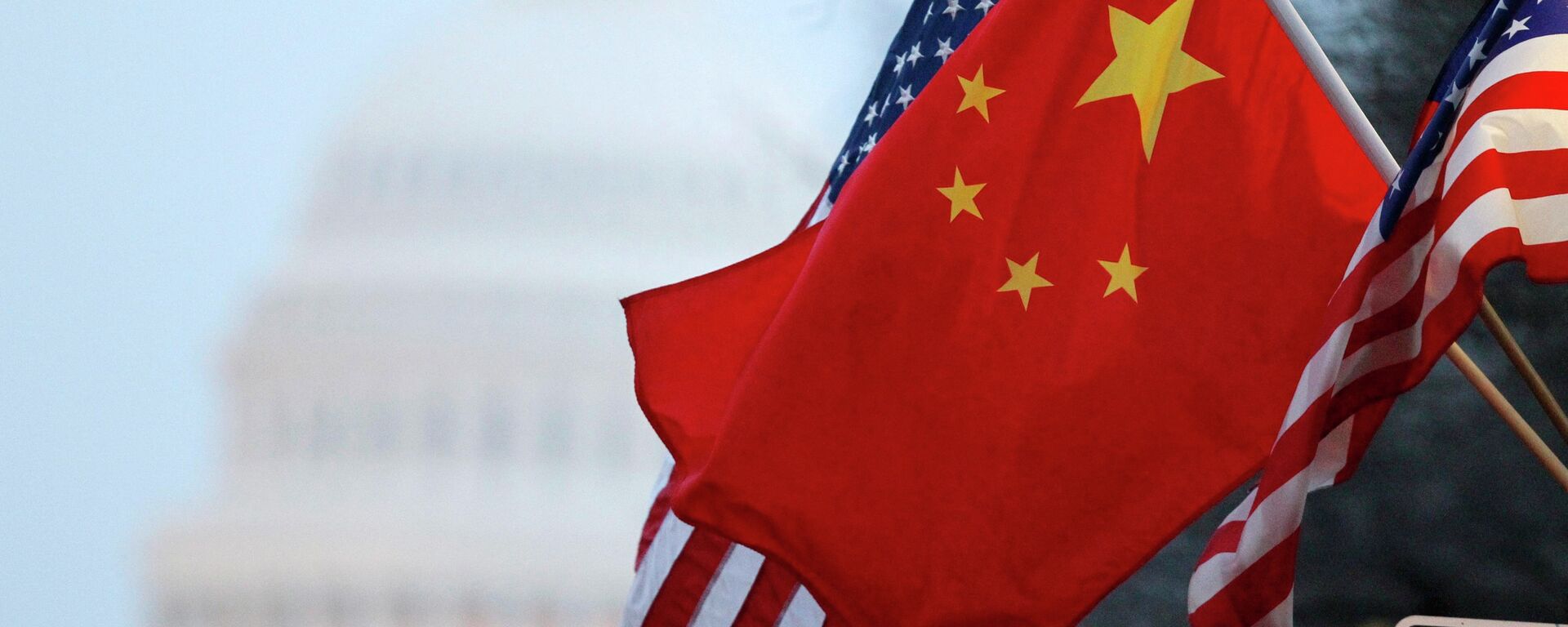The People's Republic of China flag and the U.S. Stars and Stripes fly along Pennsylvania Avenue near the U.S. Capitol in Washington - Sputnik Mundo, 1920, 19.10.2021