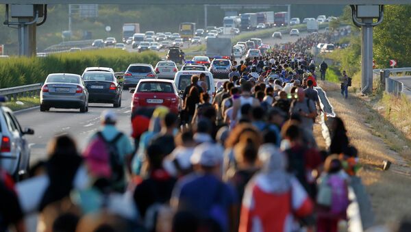 Un millar de refugiados inicia viaje a pie desde Budapest hacia Austria - Sputnik Mundo