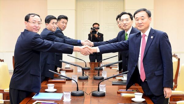Representantes de ambas Coreas negocian las reuniones de familiares separados tras la guerra de Corea - Sputnik Mundo