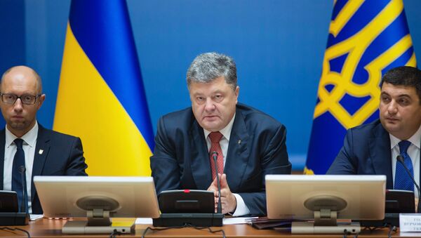 Primer ministro de Ucrania, Arseni Yatseniuk, y presidente de Ucrania, Petró Poroshenko - Sputnik Mundo