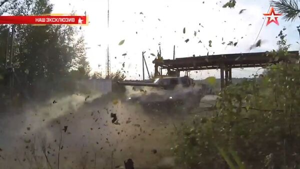 El carro de combate ruso Armata ataca un blanco - Sputnik Mundo