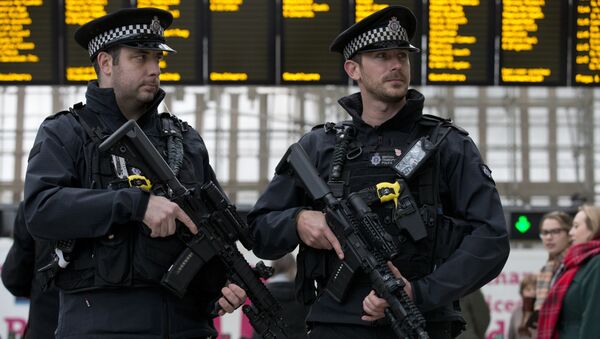 Policías britañicos durante la Semana Antiterrorista en Londres (archivo) - Sputnik Mundo