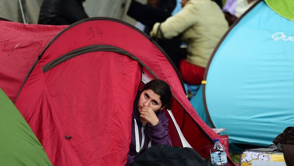 Una mujer en el campo de refugiados en Bruselas, Bélgica - Sputnik Mundo