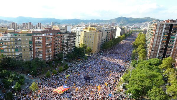 Partidarios de la independencia de Cataluña celebran la Diada en la Avenida de la Meridiana, Barcalona - Sputnik Mundo