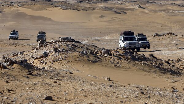 Vehículos turísticos en el desierto del Este en Egipto - Sputnik Mundo