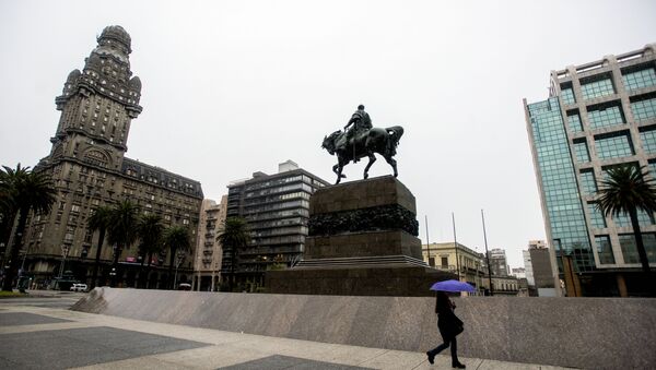 Una persona camina en la vacía Plaza de la Independencia en el centro de Montevideo durante una huelga de 24 horas en reclamo de aumentos salariales - Sputnik Mundo