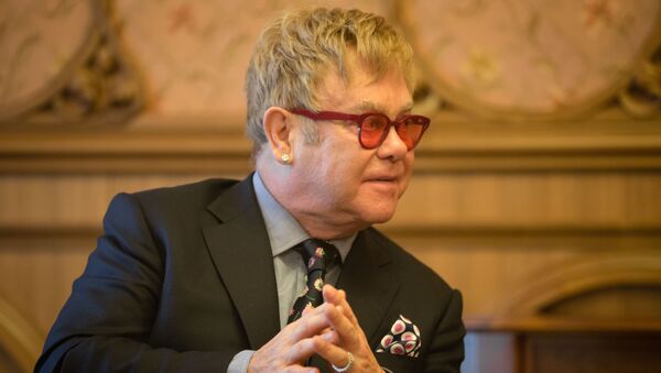 Elton John durante un encuentro con presidente de Ucrania, Petró Poroshenko - Sputnik Mundo