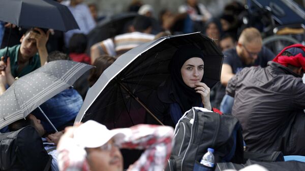 Migrants, mostly from Syria, wait at the main bus station in Istanbul, Turkey, September 15, 2015. - Sputnik Mundo