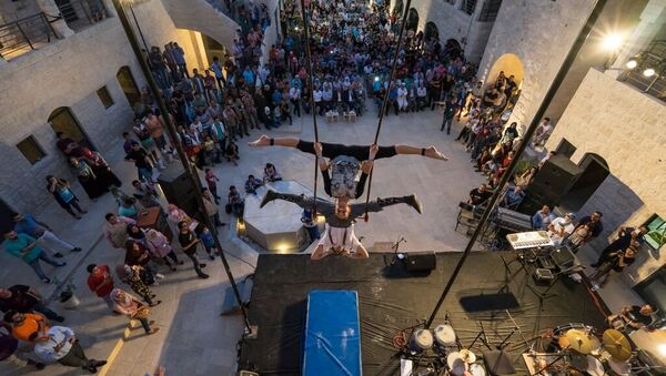 Dos acróbatas actúan en el teatro de Nablus, en el marco del Festiclown 2015 - Sputnik Mundo