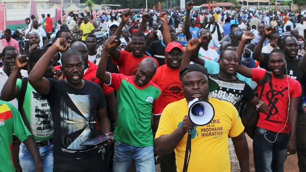 Protestantes gritan eslóganes contra la guardia presidencial, Burkina Faso - Sputnik Mundo