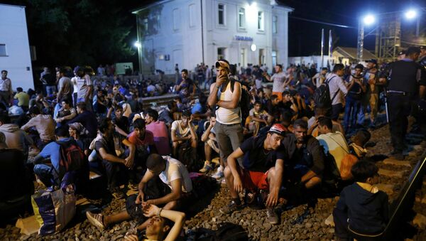 Migrantes están esperando cerca de la estación en Tovarnik, Croacia - Sputnik Mundo