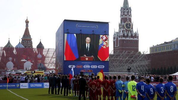 Vladímir Putin, Presidente de Rusia, durante la ceremonia dedicada al inicio de la cuenta atrás para el Mundial 2018 - Sputnik Mundo