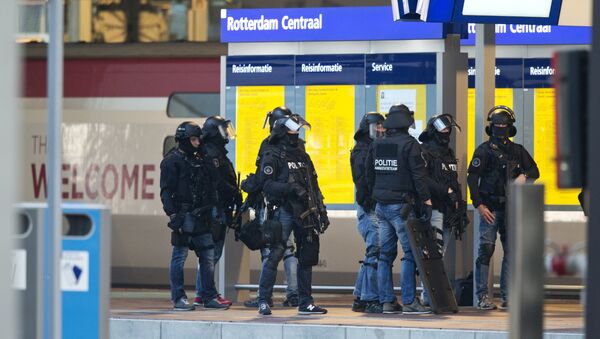 Policías estan de guardia cerca del tren Thalys en Róterdam, el 18 de septiembre, 2015 - Sputnik Mundo