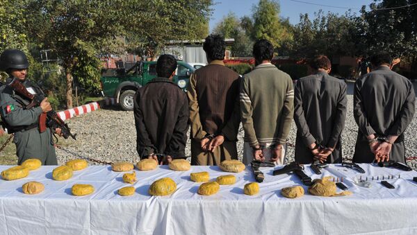 Policías afganos y los sospechosos arrestados por llevar heroína - Sputnik Mundo