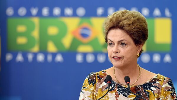 Brazilian President Dilma Rousseff delivers a speech during the renewal ceremony of Rodrigo Janot as Attorney General of the Republic for a further two-year term at Planalto Palace in Brasilia on September 17, 2015. - Sputnik Mundo