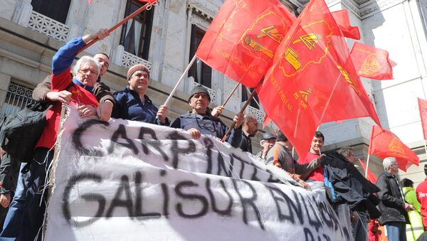 Obreros salen por la calle en Montevideo, Uruguay - Sputnik Mundo