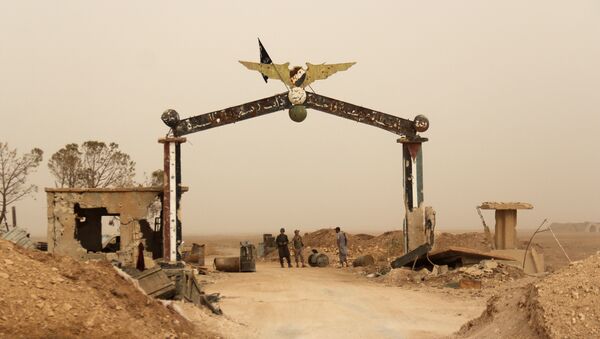 Miembros de Al Qaeda y sus aliados están cerca de la entrada del base aérea Abu al Duhur, Siria - Sputnik Mundo
