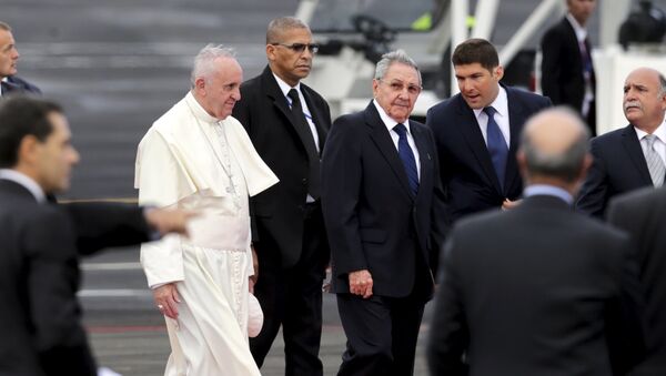 El papa Francisco y presidente de Cuba Raúl Castro - Sputnik Mundo