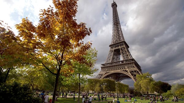 La Torre Eiffel en Paris - Sputnik Mundo