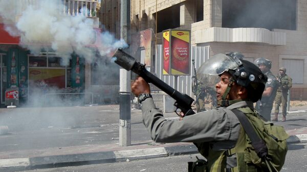 Guardafronteras de Israel tira el gas lacrimógeno durante el choque armado con los jóvenes palestinos - Sputnik Mundo
