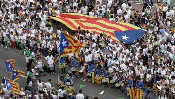 Demonstrators unfold a big Estelada (pro independence Catalan flag) during celebrations of Catalonia's National Day (Diada) which recalls the final defeat of local troops by Spanish king Philip V's forces in 1714, in Barcelona on September 11, 2015. - Sputnik Mundo