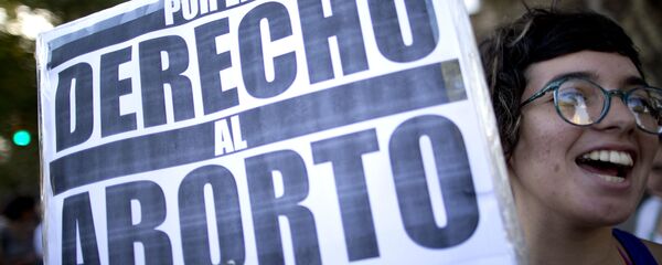 Una mujer con el póster en una manifestación a favor del aborto (archivo) Una mujer con el póster en una manifestación a favor del aborto (archivo) - Sputnik Mundo
