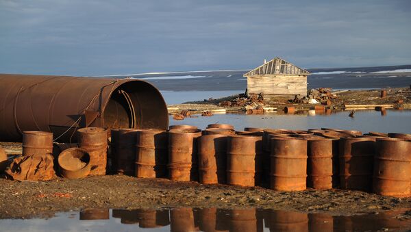 Barriles en archipiélago de Nueva Zembla antes de la limpieza - Sputnik Mundo