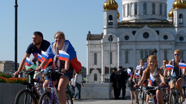 Ciudadanos rusos pasean por Moscú - Sputnik Mundo