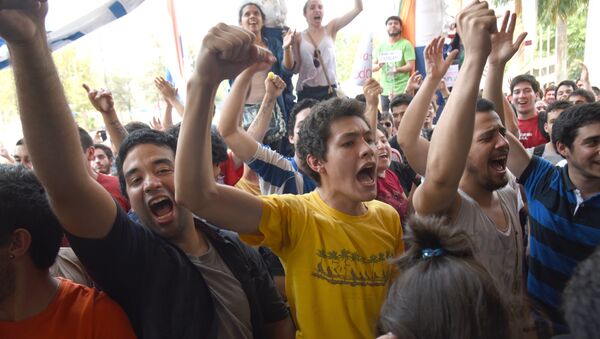 Estudiantes paraguayos mantienen protesta para cambiar estatutos universitarios - Sputnik Mundo
