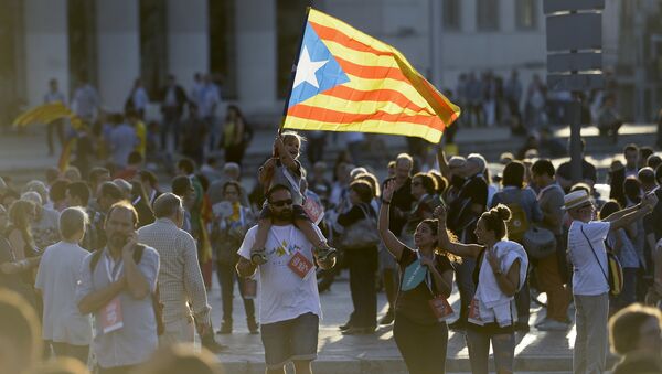 Un niño lleva la bandera de Cataluña - Sputnik Mundo