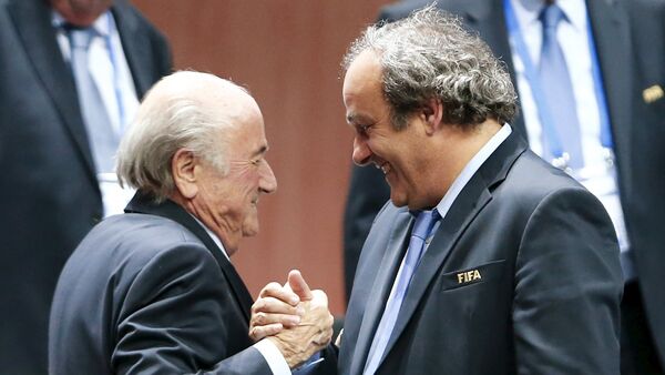 Joseph Blatter (izda.) y Michel Platini - Sputnik Mundo