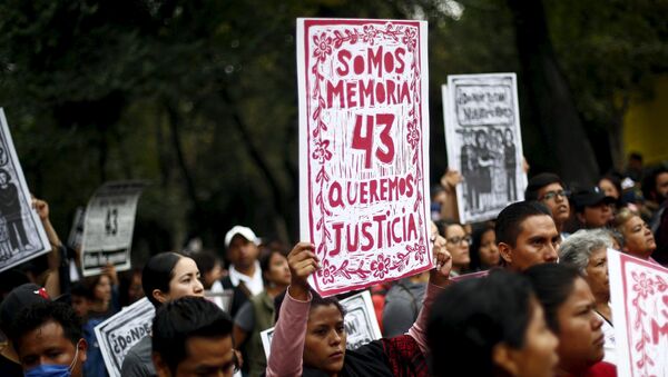Marcha en memoria de un año de la masacre de Iguala - Sputnik Mundo