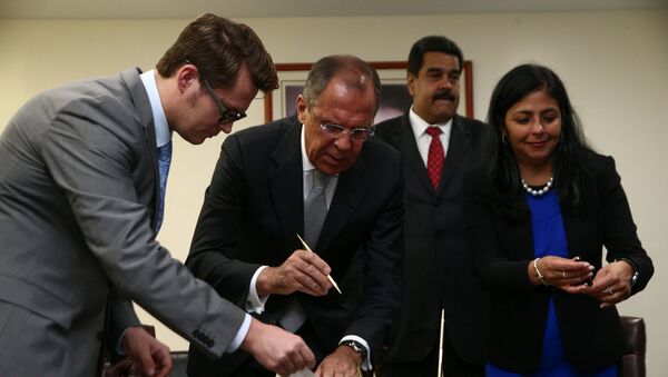 Los cancilleres de Rusia y Venezuela, Serguéi Lavrov y Delcy Rodríguez, firman un acuerdo colectivo - Sputnik Mundo