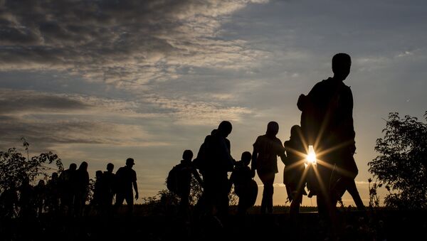Migrantes cerca del campo de refugiados húngaro Röszke - Sputnik Mundo