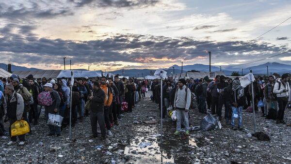 Refugiados y migrantes en la frontera entre Grecia y Macedonia (archivo) - Sputnik Mundo