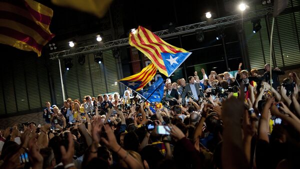Los líderes de coalición independentista catalana Junts pel Si celebran los resultados de elecciones parlamentarias en Barcelona - Sputnik Mundo